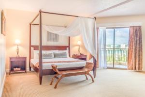 Postel nebo postele na pokoji v ubytování Holiday Resort & Spa Guam
