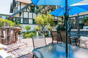 The swimming pool at or close to Santa Barbara Beach Cottage