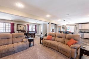 uma sala de estar com dois sofás e uma cozinha em Skyline Manor em South Lake Tahoe