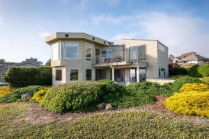 een groot huis op een heuvel met struiken bij Heron Manor in Bodega Bay