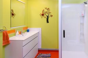 La salle de bains est pourvue d'un lavabo et d'un miroir. dans l'établissement Kepler Mountain View, à Manapouri