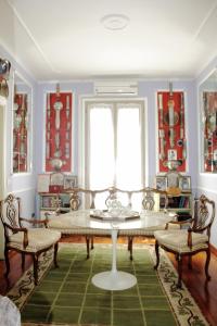 salon ze stołem i 2 krzesłami w obiekcie Villa Leonati w Padwie