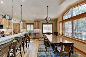 une grande cuisine avec une grande table et des chaises dans l'établissement Saponi Escape, à South Lake Tahoe