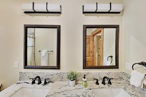 deux lavabos dans une salle de bain avec deux miroirs dans l'établissement Saponi Escape, à South Lake Tahoe 18 autres photos