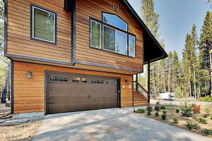 une maison en bois avec un garage dans l'établissement Saponi Escape, à South Lake Tahoe