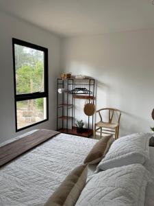 una camera da letto con un letto grande e una finestra di VILLA MORA Punta Colorada a Punta Colorada Altre 23 foto