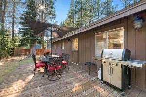 una terraza con mesa, sillas y parrilla en Atroari Adventures, en South Lake Tahoe