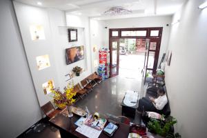 an overhead view of a room with people sitting in chairs at Hồng Phát Hostel in Hue
