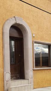 una entrada a un edificio con una puerta y una ventana en Home Stay María, en Hidalgo del Parral
