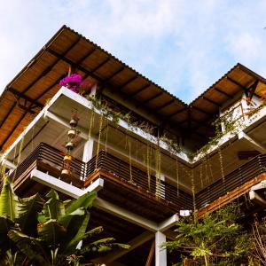a building with a balcony with flowers on it at Casa NATIVO in Jardin
