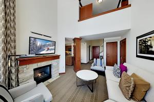 奧林匹克谷的住宿－Resort at Squaw Creek's 806 & 808，带沙发和壁炉的客厅