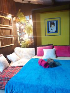 Cama ou camas em um quarto em Bangalô das Lagartixas ,casa stúdio com piscina aquecida privativa a 20 minutos do Centro de Curitiba