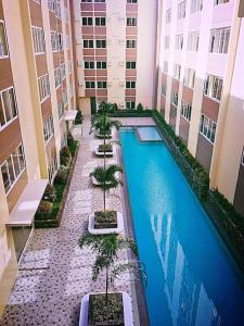SilangにあるLilian Stanford Suites 2 South Forbes Inchican Silang Caviteの建物内のプールの俯瞰図