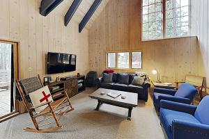 uma sala de estar com mobiliário azul e uma televisão em Alpine Haven em Tahoe City