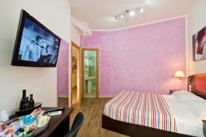 ローマにあるVaticano84のベッドルーム1室(ベッド1台、壁にテレビ付)
