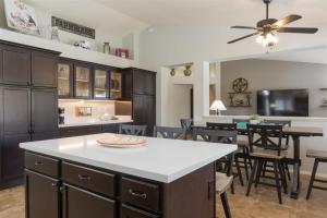 uma cozinha e sala de jantar com uma ventoinha de tecto em Cozy home with pool, fire table, BBQ, RV parking em Mesa
