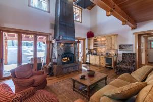 sala de estar con chimenea y sofá en Mount Olympia Oasis, en South Lake Tahoe
