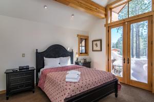 1 dormitorio con 1 cama con colcha roja en Mount Olympia Oasis, en South Lake Tahoe