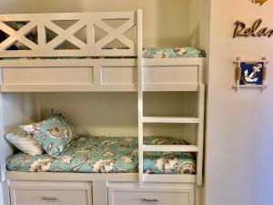Llit o llits en una habitació de Sunset Cove at Calypso III