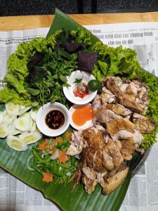 a plate of food on top of a banana leaf at A Kiệt Homestay in Mèo Vạc