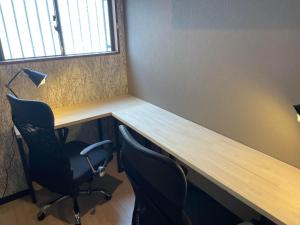 Cubierta de oficina con 2 escritorios y 2 sillas en 一棟貸切 Cozy inn Saki -Family & Cyclists Welcome - en Matsumoto