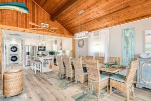 comedor y cocina con mesa y sillas en Pirates Paradise, en Surfside Beach