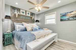 1 dormitorio con 1 cama y ventilador de techo en Pirates Paradise, en Surfside Beach