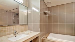 uma casa de banho com um lavatório e um espelho em Lotte Buyeo Resort em Buyeo