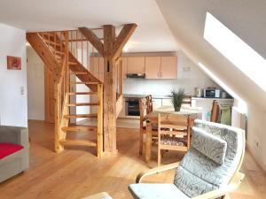 cocina y sala de estar con escalera de caracol en Gutshof Dubnitz -Ferienwohnung 9 " Elsa ", en Dubnitz 25 fotos más