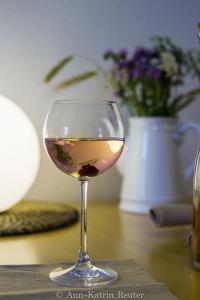ein Glas Wein auf dem Tisch in der Unterkunft Ferienhaus Am Ufer - Ferienwohnung Strandluft in Sassnitz