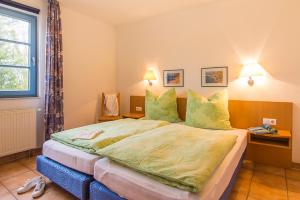 1 dormitorio con 1 cama grande en una habitación en Ferienanlage Kap Arkona - App 7, en Putgarten