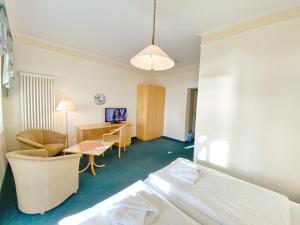 ein Hotelzimmer mit einem Bett und einem Schreibtisch in der Unterkunft Sassnitz - Villa Anna Villa Anna App 32 in Sassnitz
