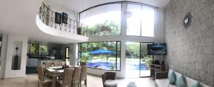 Bazén v ubytování HERMOSA CASAQUINTA FAMILIAR CONDOMINIO CAMPESTRE EL PEÑON Piscina Privada Campo de Golf nebo v jeho okolí