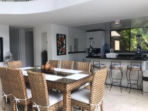 Kuchyň nebo kuchyňský kout v ubytování HERMOSA CASAQUINTA FAMILIAR CONDOMINIO CAMPESTRE EL PEÑON Piscina Privada Campo de Golf