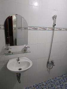a bathroom with a sink and a mirror at Eo Gió Motel in Hưng Lương