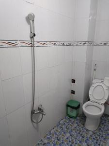 y baño pequeño con aseo y ducha. en Eo Gió Motel, en Hưng Lương