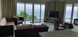 Prostor za sedenje u objektu Luxury 3 Bed, 2 Bath Apartment with Stunning Panoramic Sea View, Private Beach