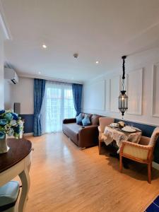 a living room with a couch and a table at Seven Seas Cote D'azur Resort Jomtien in Na Jomtien