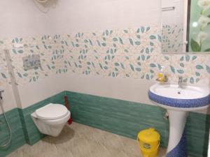 y baño con lavabo y aseo. en Shivalaya Homestay, en Madikeri