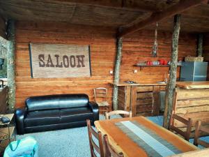 Magnifique chalets en rondins avec ou sans spa et Tipis en plaine Nature Environnement ressourçant au calme vue imprenable Lascaux SPA non disponible juillet et aout的厨房或小厨房