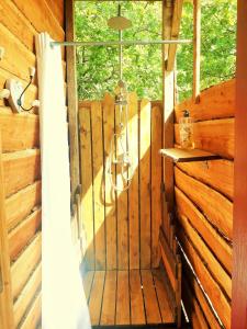 Magnifique chalets en rondins avec ou sans spa et Tipis en plaine Nature Environnement ressourçant au calme vue imprenable Lascaux SPA non disponible juillet et aout的阳台或露台
