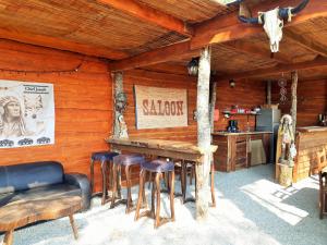 Magnifique chalets en rondins avec ou sans spa et Tipis en plaine Nature Environnement ressourçant au calme vue imprenable Lascaux SPA non disponible juillet et aout的休息区