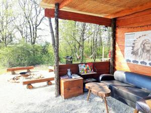 Magnifique chalets en rondins avec ou sans spa et Tipis en plaine Nature Environnement ressourçant au calme vue imprenable Lascaux SPA non disponible juillet et aout的休息区