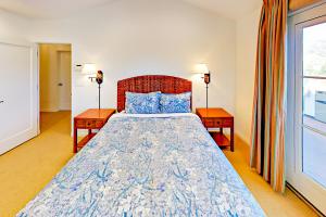 Säng eller sängar i ett rum på Santa Barbara Luxe Villa