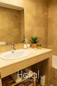 ein Bad mit einem Waschbecken und einem Spiegel in der Unterkunft Hola! apartments at Coto Real in Manilva