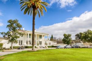 un palmier devant une maison blanche dans l'établissement Silverado Resort and Spa 266, à Napa