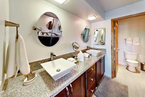 Un baño con dos lavabos, un inodoro y un espejo. en Cove 141, en South Lake Tahoe 16 fotos más