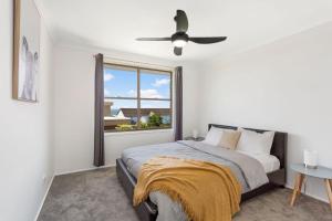 86 Becker Road في فورستر: غرفة نوم بها سرير ومروحة سقف +8 صور