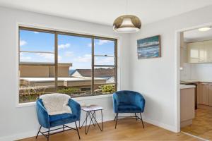 86 Becker Road في فورستر: مطبخ مع كرسيين وطاولة ونافذة