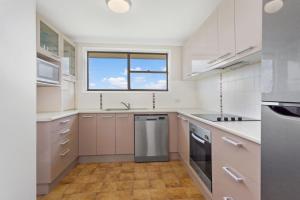 86 Becker Road في فورستر: مطبخ بخزائن بيضاء ونافذة